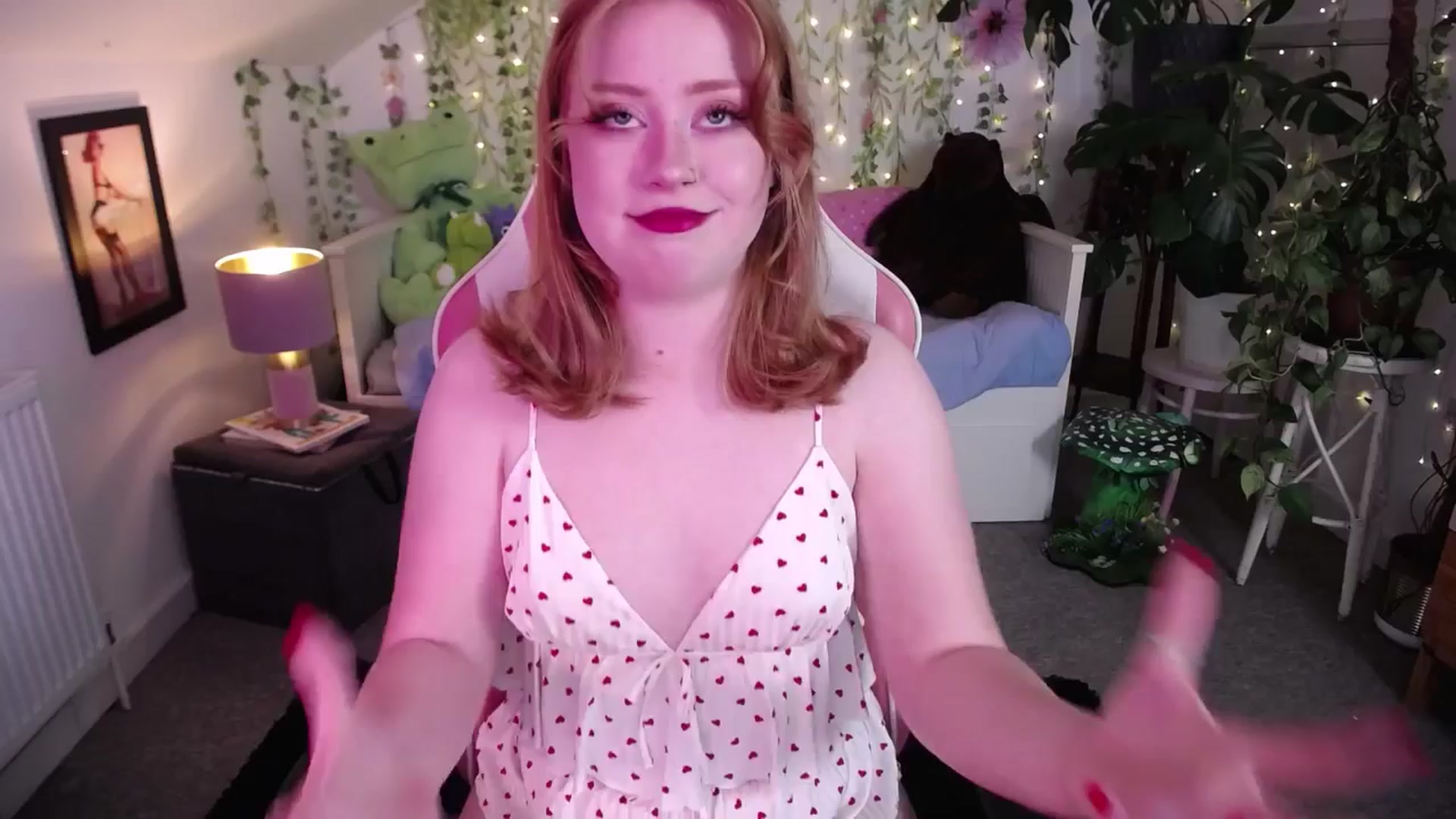 Gallery image thumbnail from LunaRoux's myfreecams stream on, 05/19/2025, 21:36 image 10 of 20