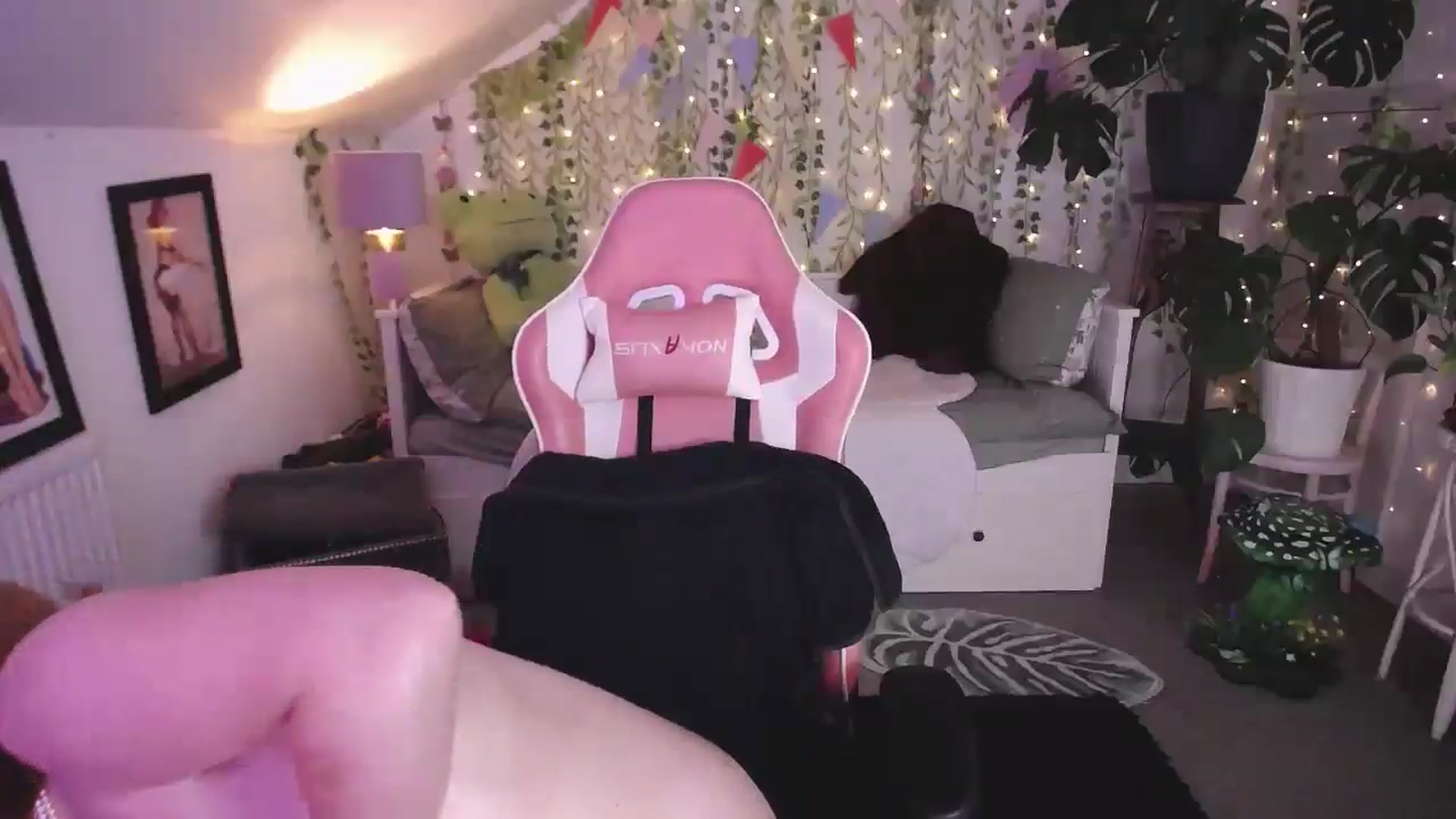 Gallery image thumbnail from LunaRoux's myfreecams stream on, 09/01/2025, 24:40 image 20 of 20