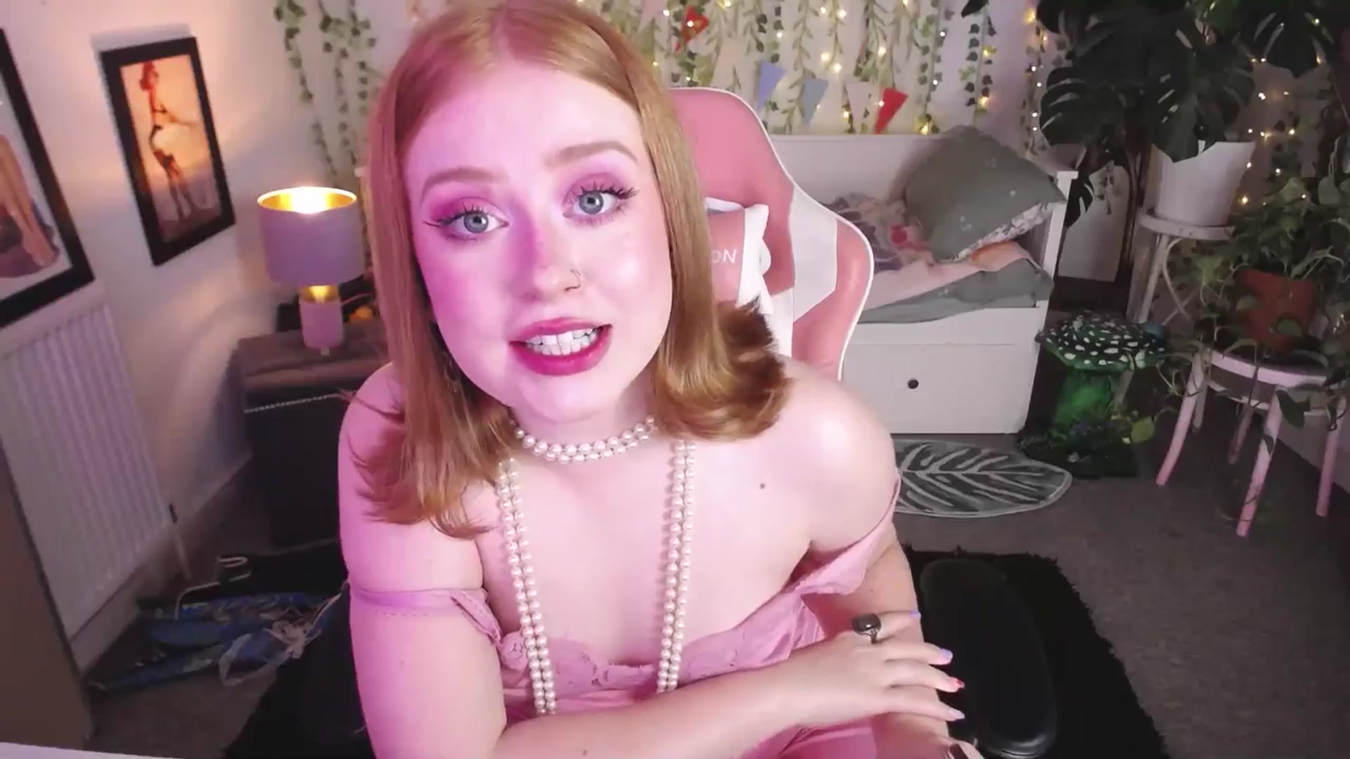 Gallery image thumbnail from LunaRoux's myfreecams stream on, 09/15/2025, 22:35 image 10 of 20