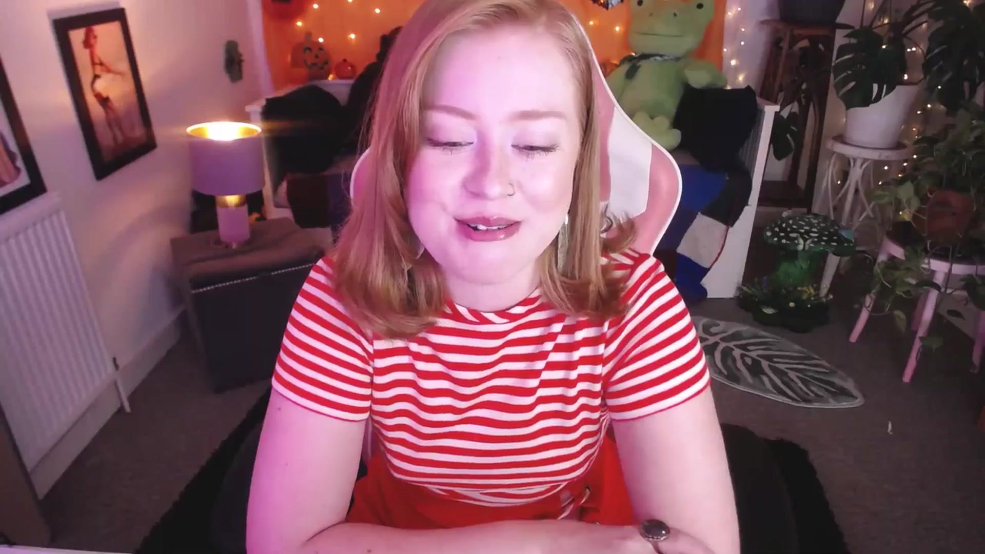 Gallery image thumbnail from LunaRoux's myfreecams stream on, 10/01/2025, 23:32 image 2 of 20