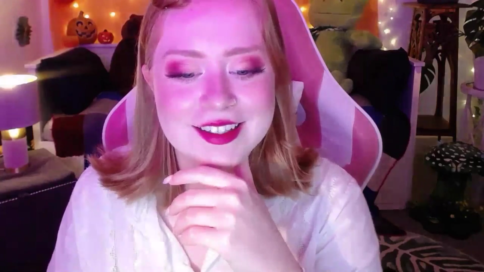 Gallery image thumbnail from LunaRoux's myfreecams stream on, 10/07/2025, 21:29 image 15 of 20