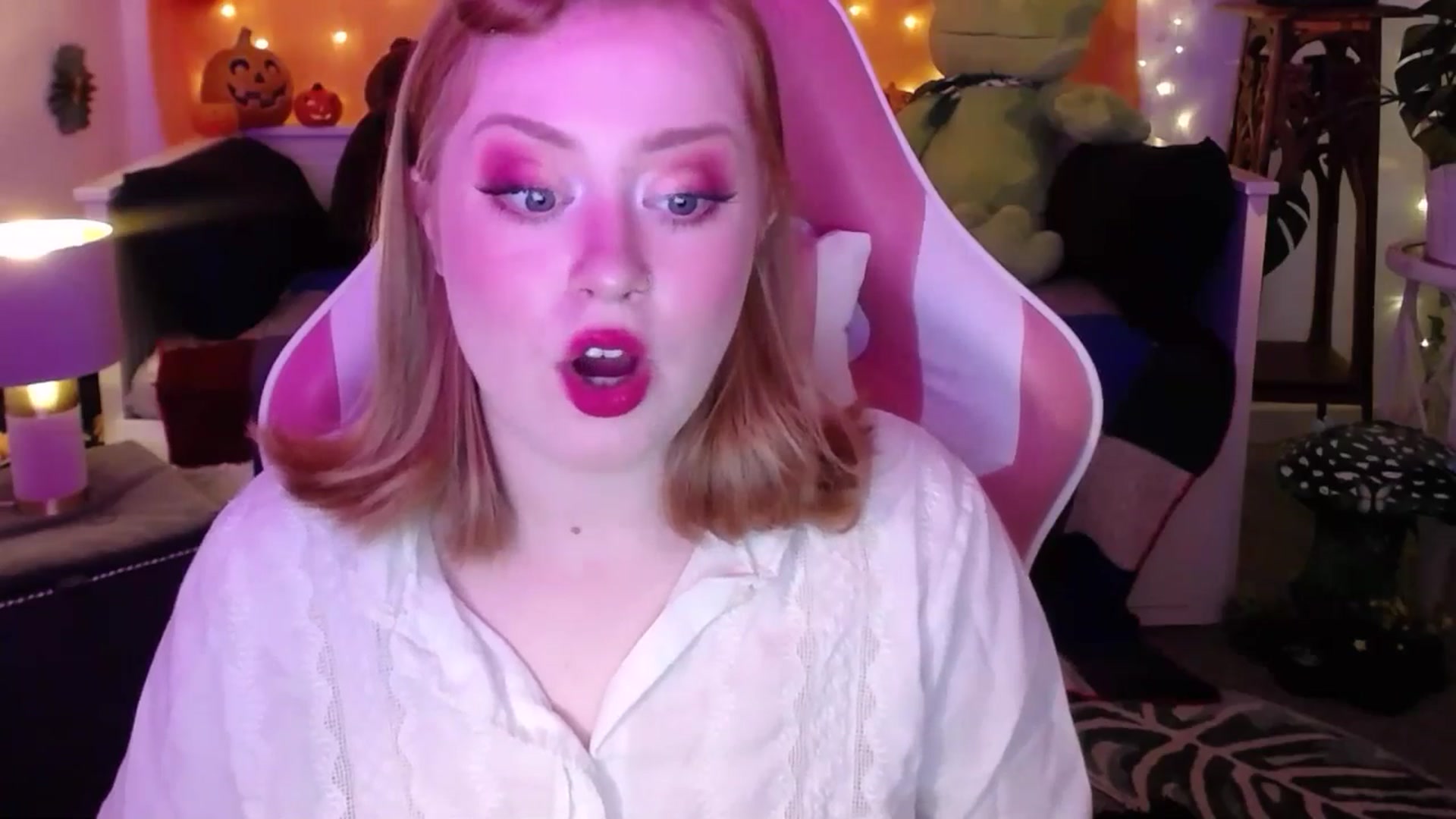 Gallery image thumbnail from LunaRoux's myfreecams stream on, 10/07/2025, 21:29 image 16 of 20