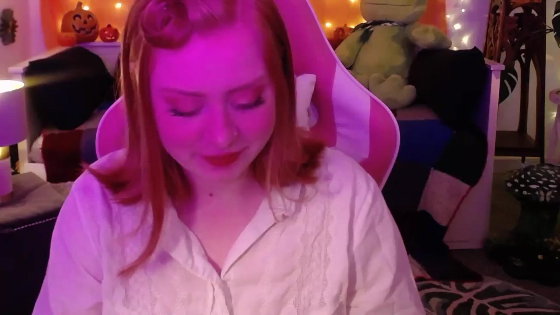 Gallery image thumbnail from LunaRoux's myfreecams stream on, 10/07/2025, 21:29 image 2 of 20