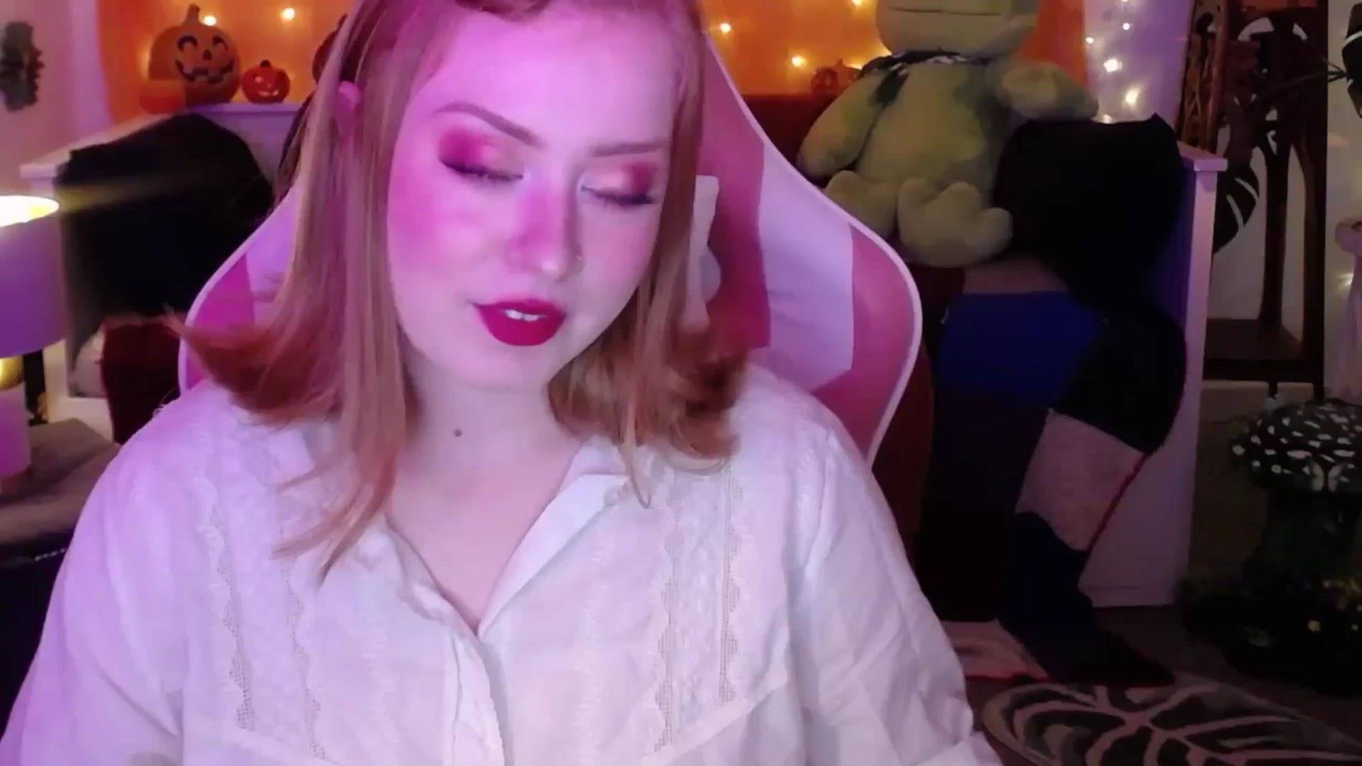 Gallery image thumbnail from LunaRoux's myfreecams stream on, 10/07/2025, 21:29 image 1 of 20