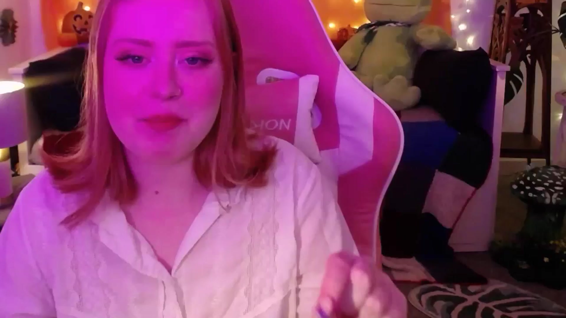 Gallery image thumbnail from LunaRoux's myfreecams stream on, 10/07/2025, 21:29 image 3 of 20