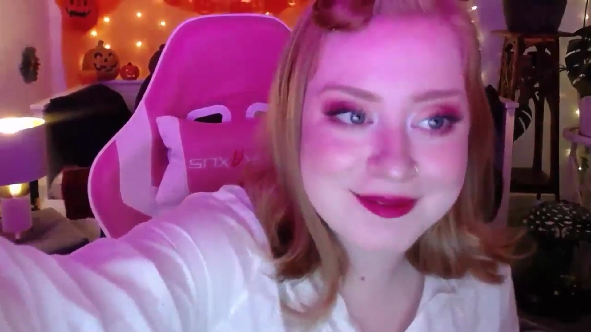 Gallery image thumbnail from LunaRoux's myfreecams stream on, 10/07/2025, 21:29 image 5 of 20