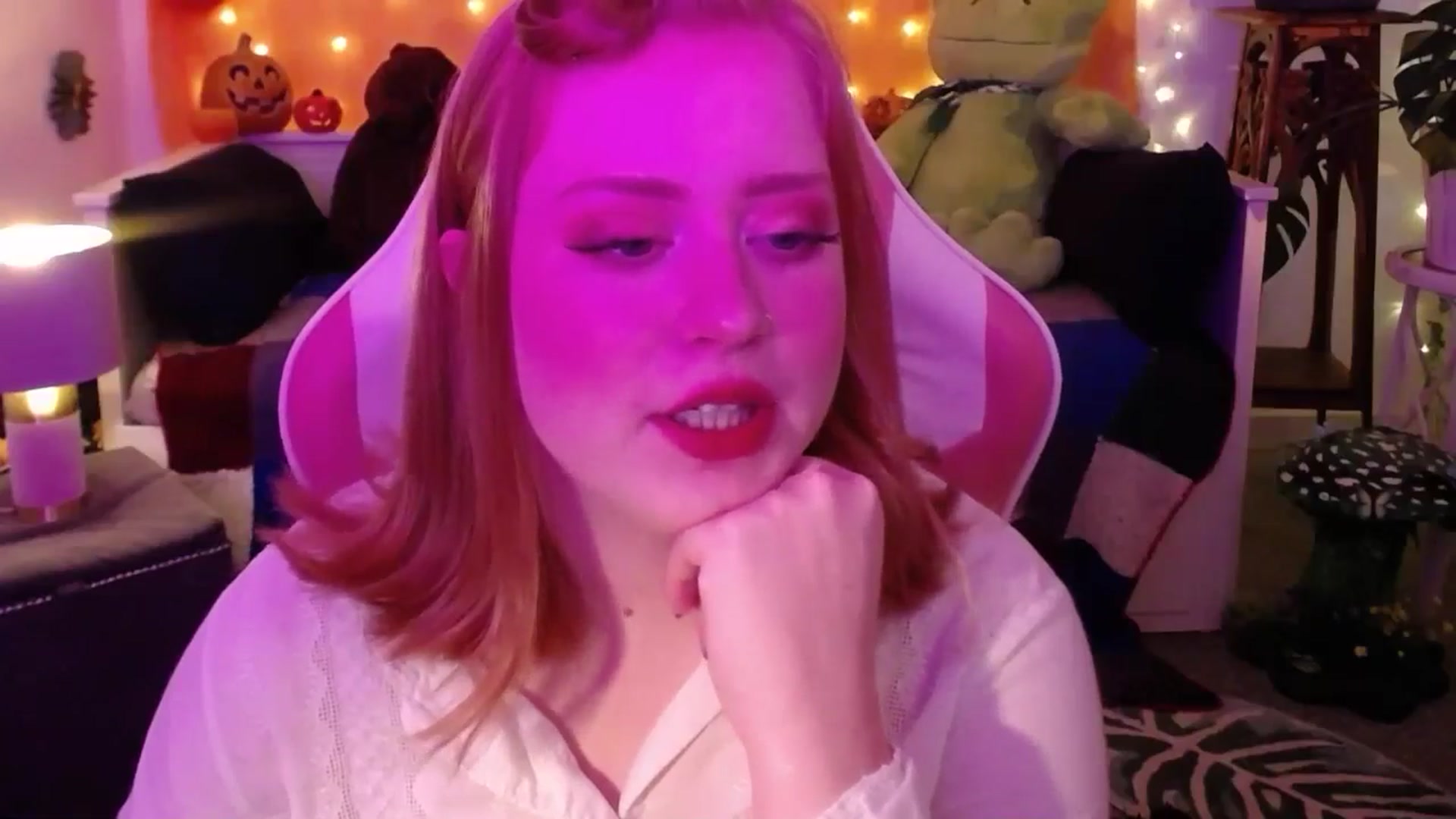 Gallery image thumbnail from LunaRoux's myfreecams stream on, 10/07/2025, 21:29 image 10 of 20