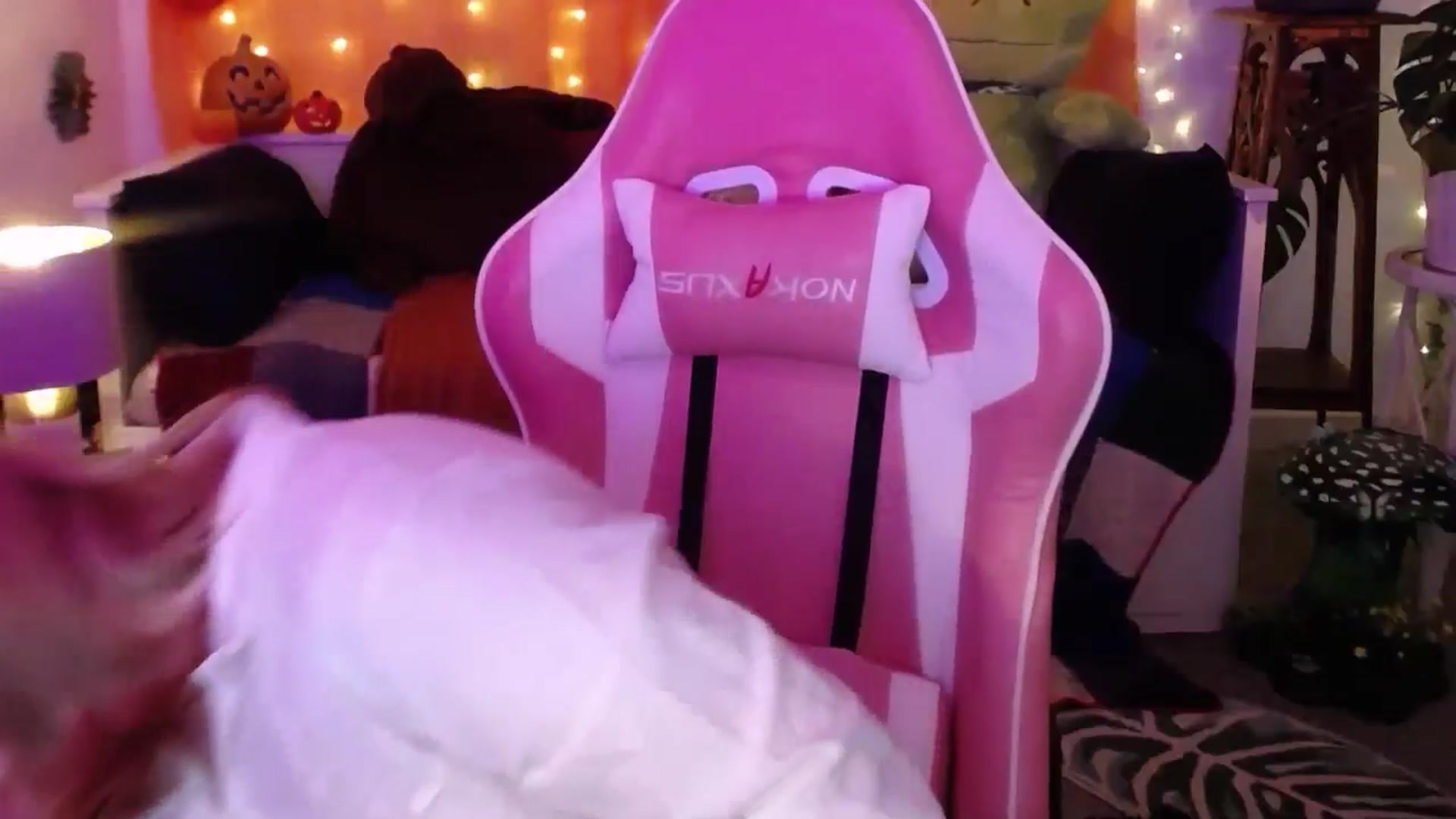 Gallery image thumbnail from LunaRoux's myfreecams stream on, 10/07/2025, 21:29 image 6 of 20