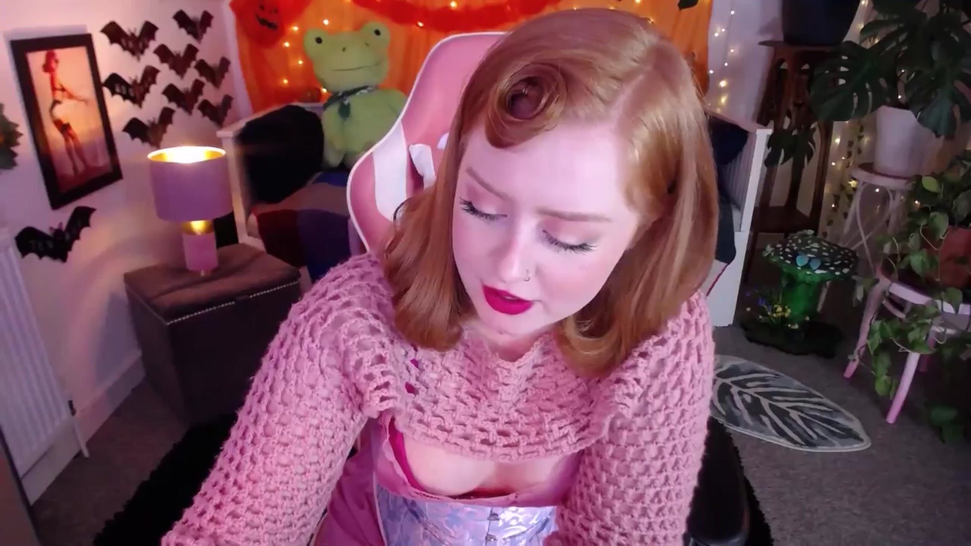 Gallery image thumbnail from LunaRoux's myfreecams stream on, 10/27/2025, 22:08 image 18 of 20
