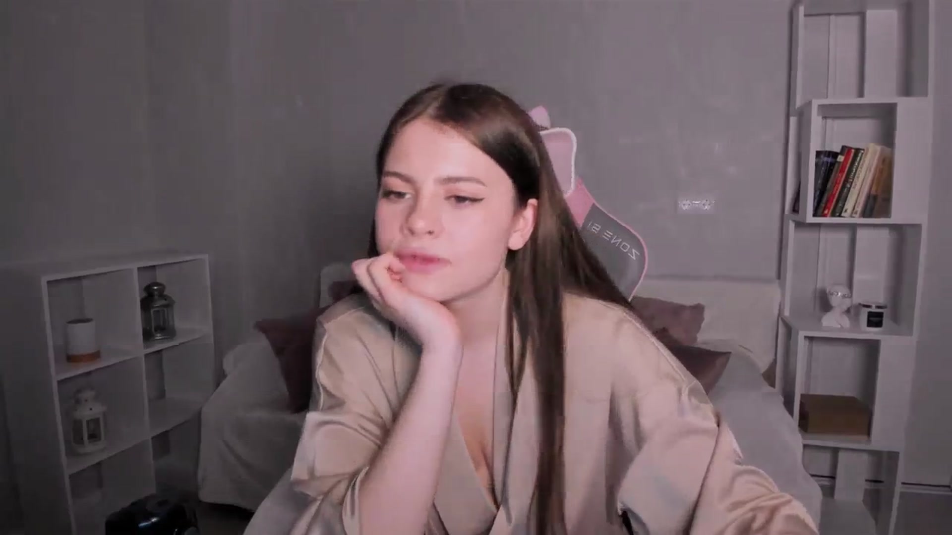 Gallery image thumbnail from LunaSeduces's myfreecams stream on, 04/08/2024, 16:03 image 19 of 20