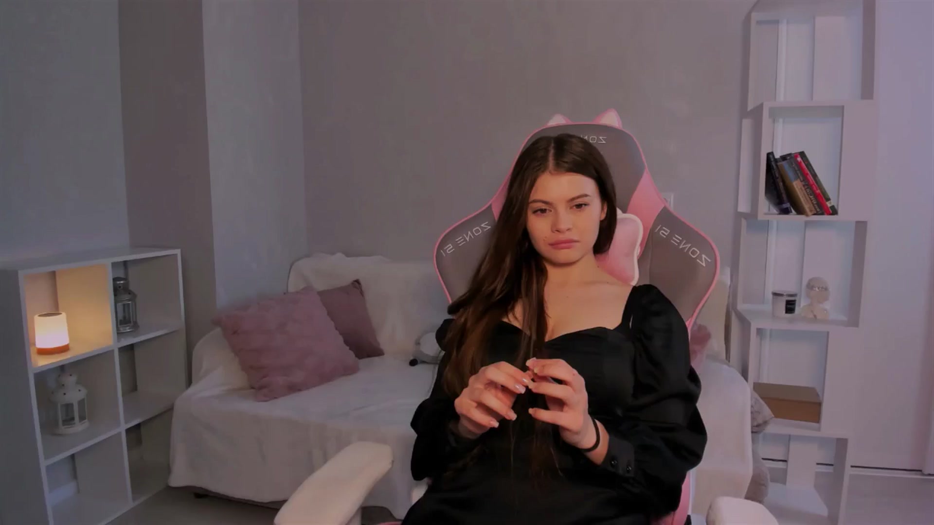 Gallery image thumbnail from LunaSeduces's myfreecams stream on, 05/04/2024, 08:20 image 12 of 20