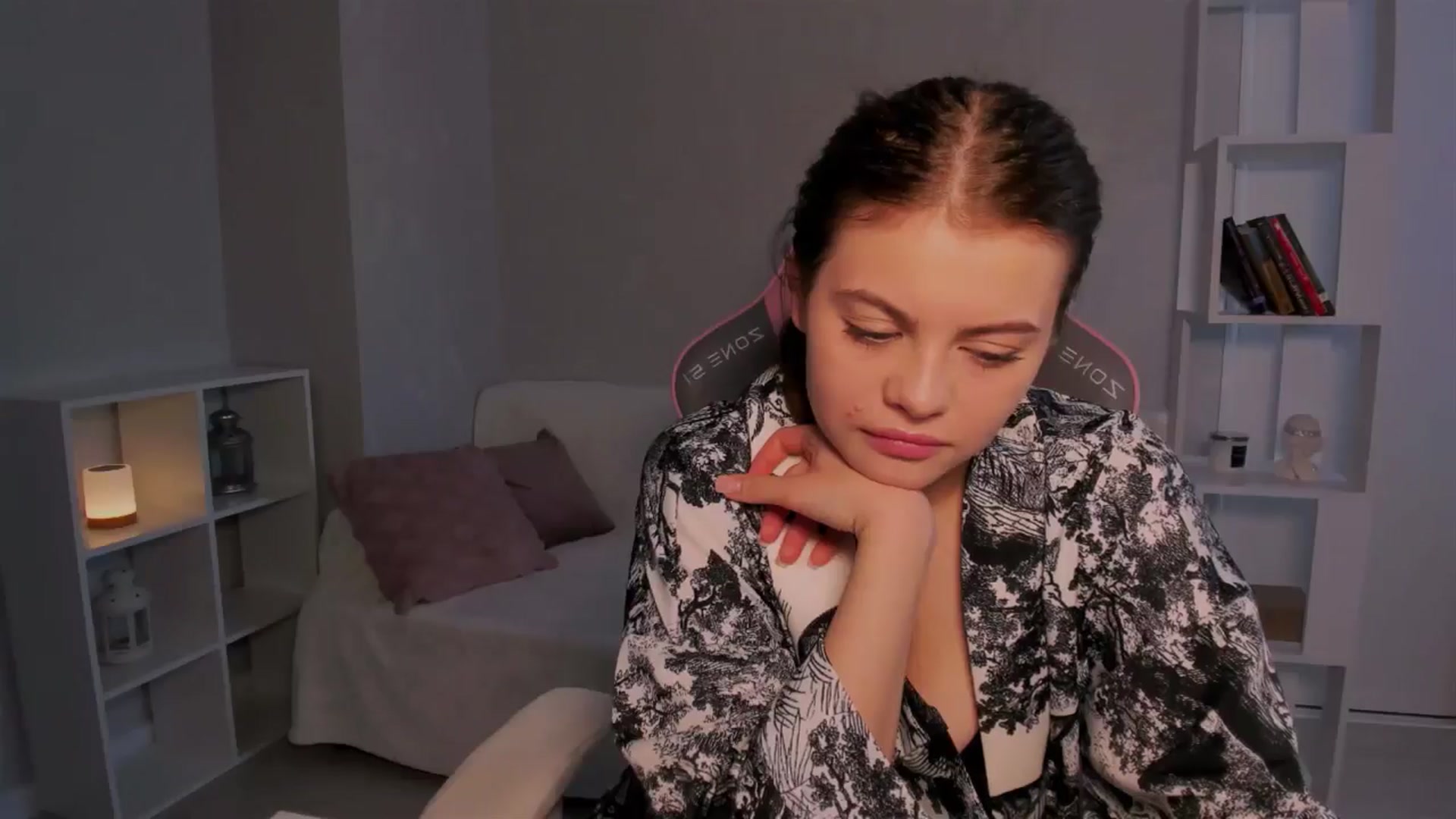 Gallery image thumbnail from LunaSeduces's myfreecams stream on, 05/06/2024, 14:32 image 12 of 20