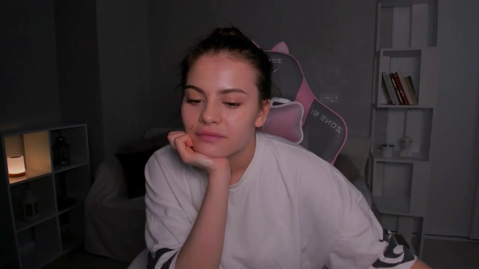 Gallery image thumbnail from LunaSeduces's myfreecams stream on, 06/16/2024, 15:45 image 20 of 20