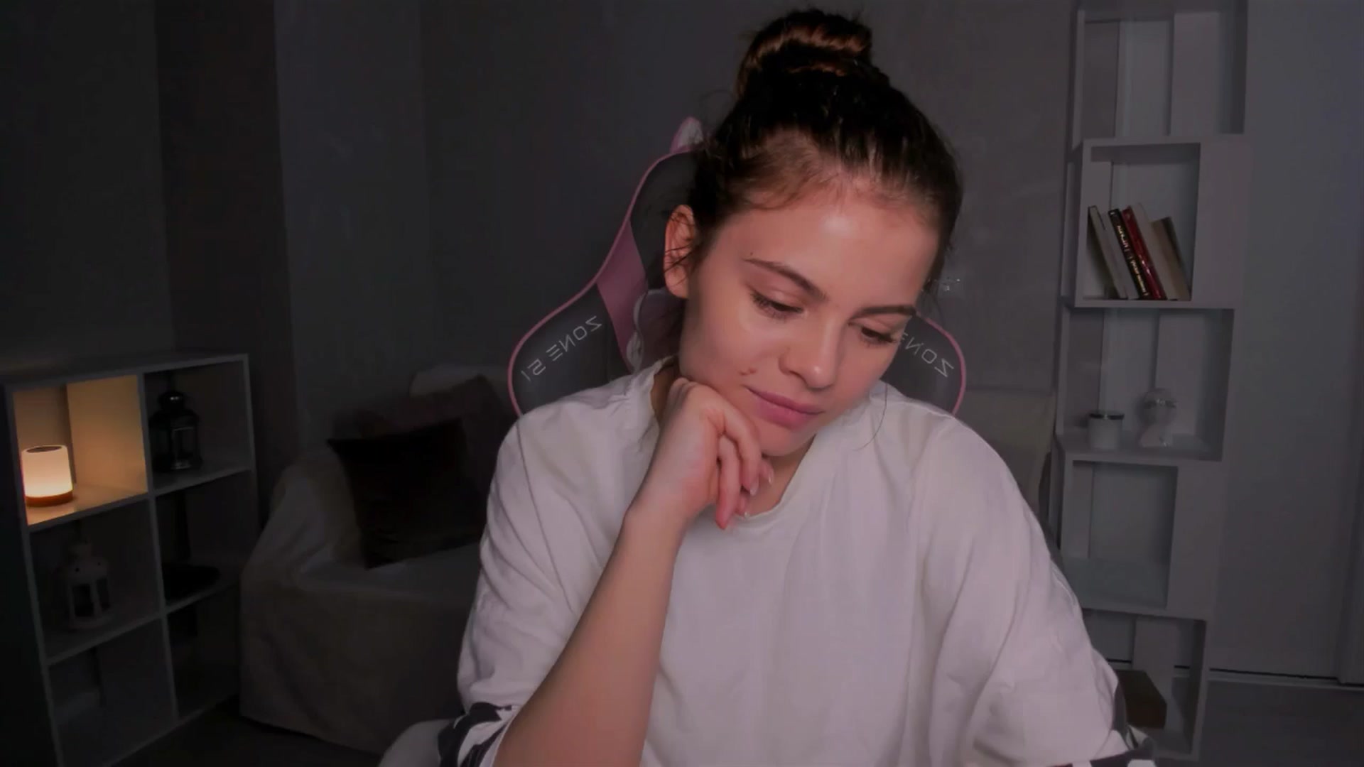Gallery image thumbnail from LunaSeduces's myfreecams stream on, 06/16/2024, 15:45 image 13 of 20