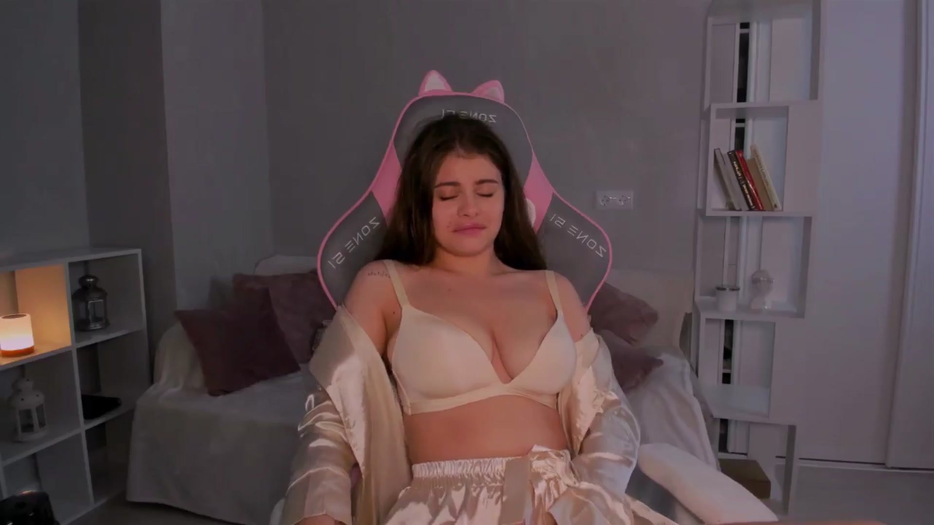 Gallery image thumbnail from LunaSeduces's myfreecams stream on, 06/19/2024, 13:31 image 12 of 20