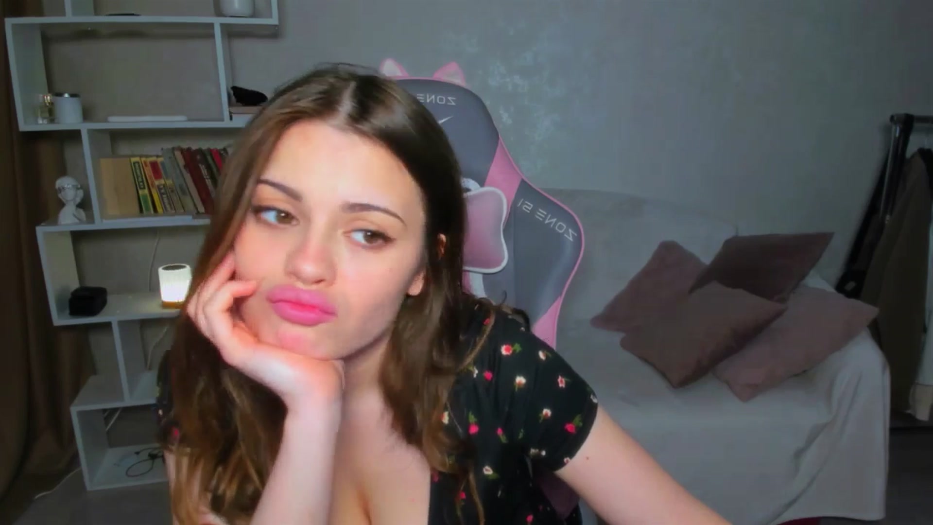 Gallery image thumbnail from LunaSeduces's myfreecams stream on, 05/03/2025, 16:45 image 12 of 20
