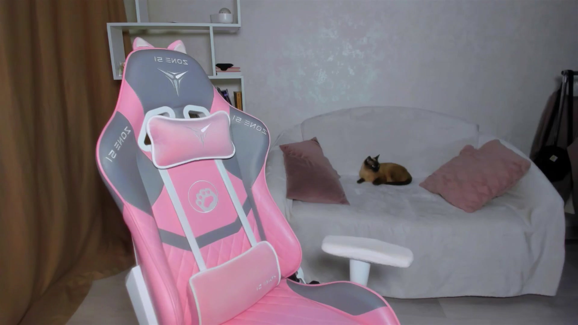Gallery image thumbnail from LunaSeduces's myfreecams stream on, 05/04/2025, 16:38 image 18 of 20