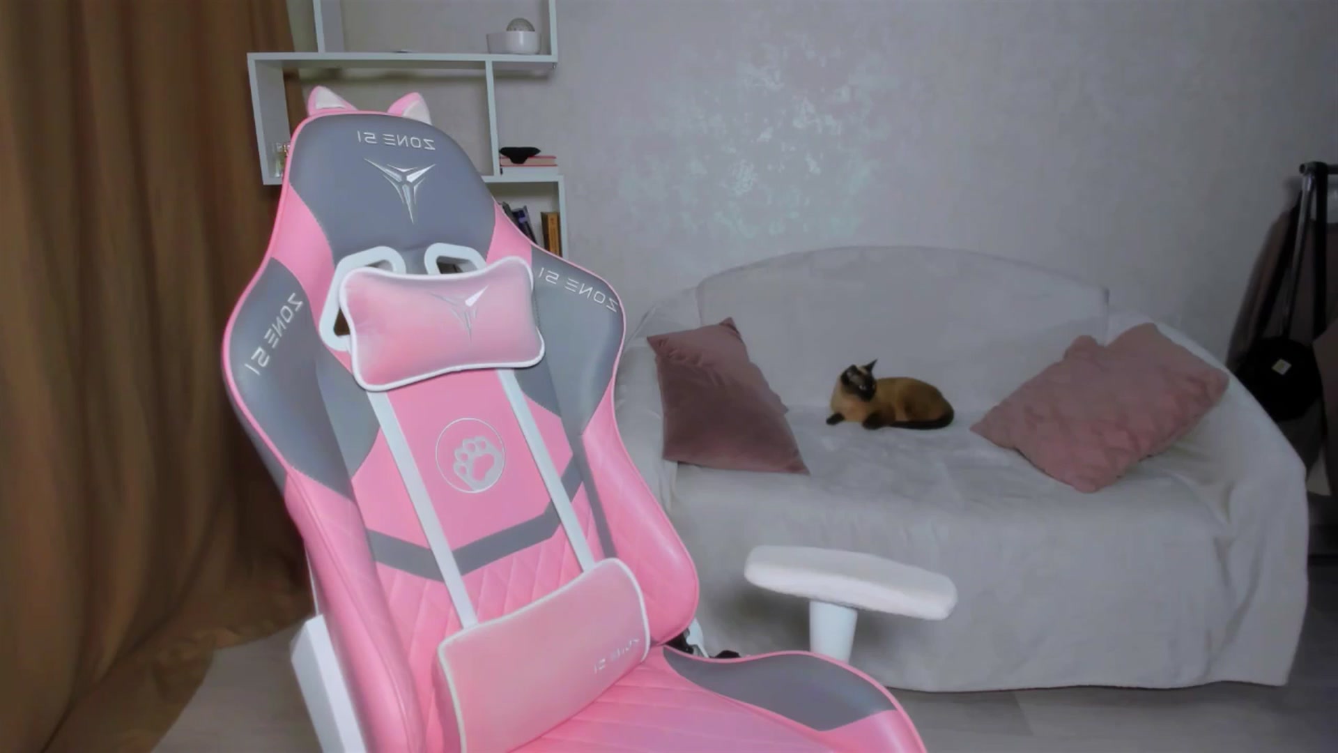 Gallery image thumbnail from LunaSeduces's myfreecams stream on, 05/04/2025, 16:38 image 19 of 20