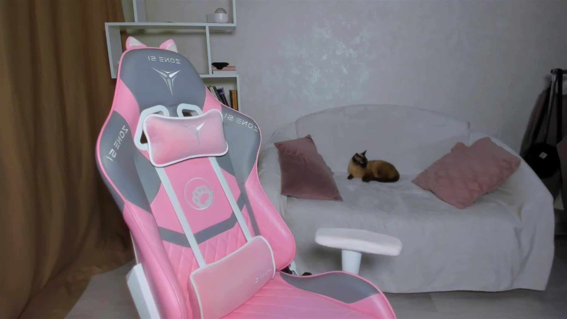 Gallery image thumbnail from LunaSeduces's myfreecams stream on, 05/04/2025, 16:38 image 6 of 20