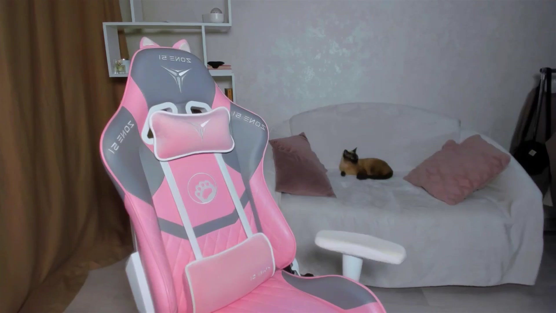 Gallery image thumbnail from LunaSeduces's myfreecams stream on, 05/04/2025, 16:38 image 14 of 20