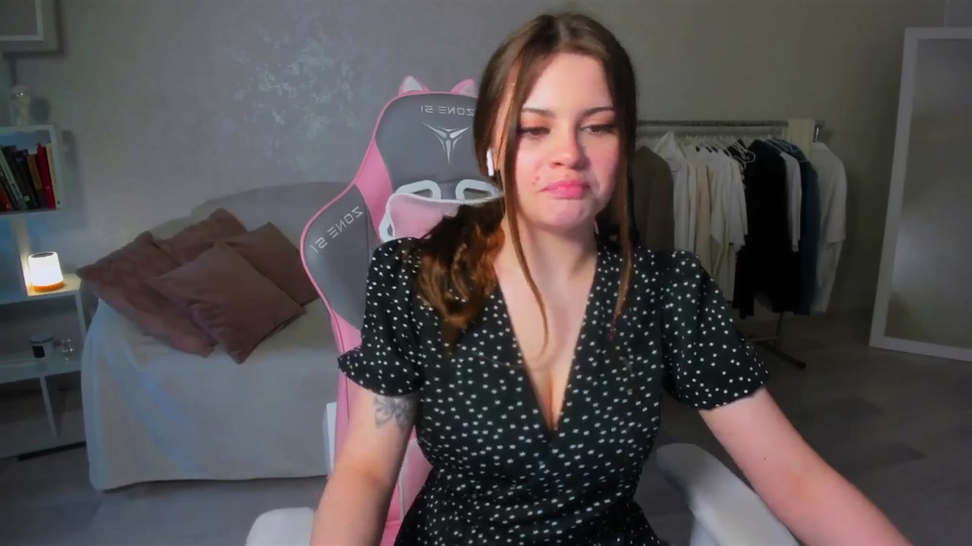 Gallery image thumbnail from LunaSeduces's myfreecams stream on, 05/16/2025, 15:30 image 17 of 20
