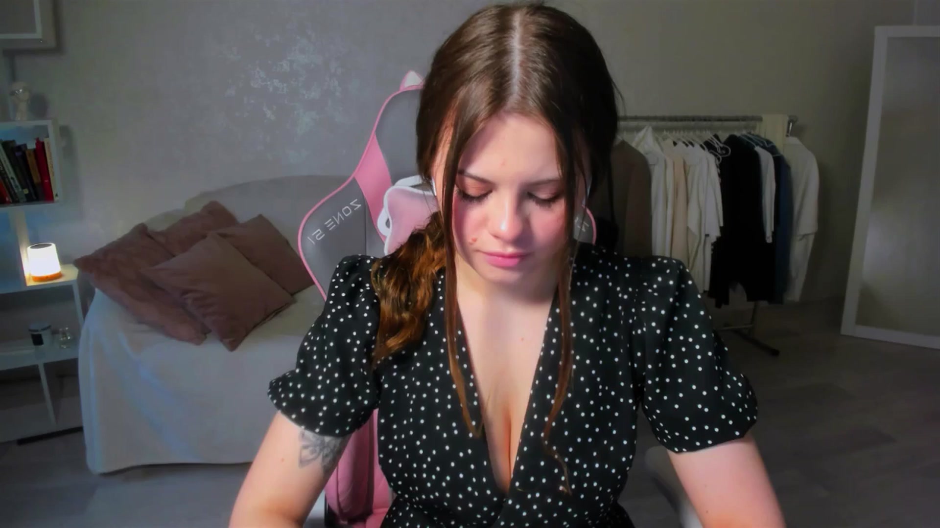 Gallery image thumbnail from LunaSeduces's myfreecams stream on, 05/16/2025, 15:30 image 16 of 20