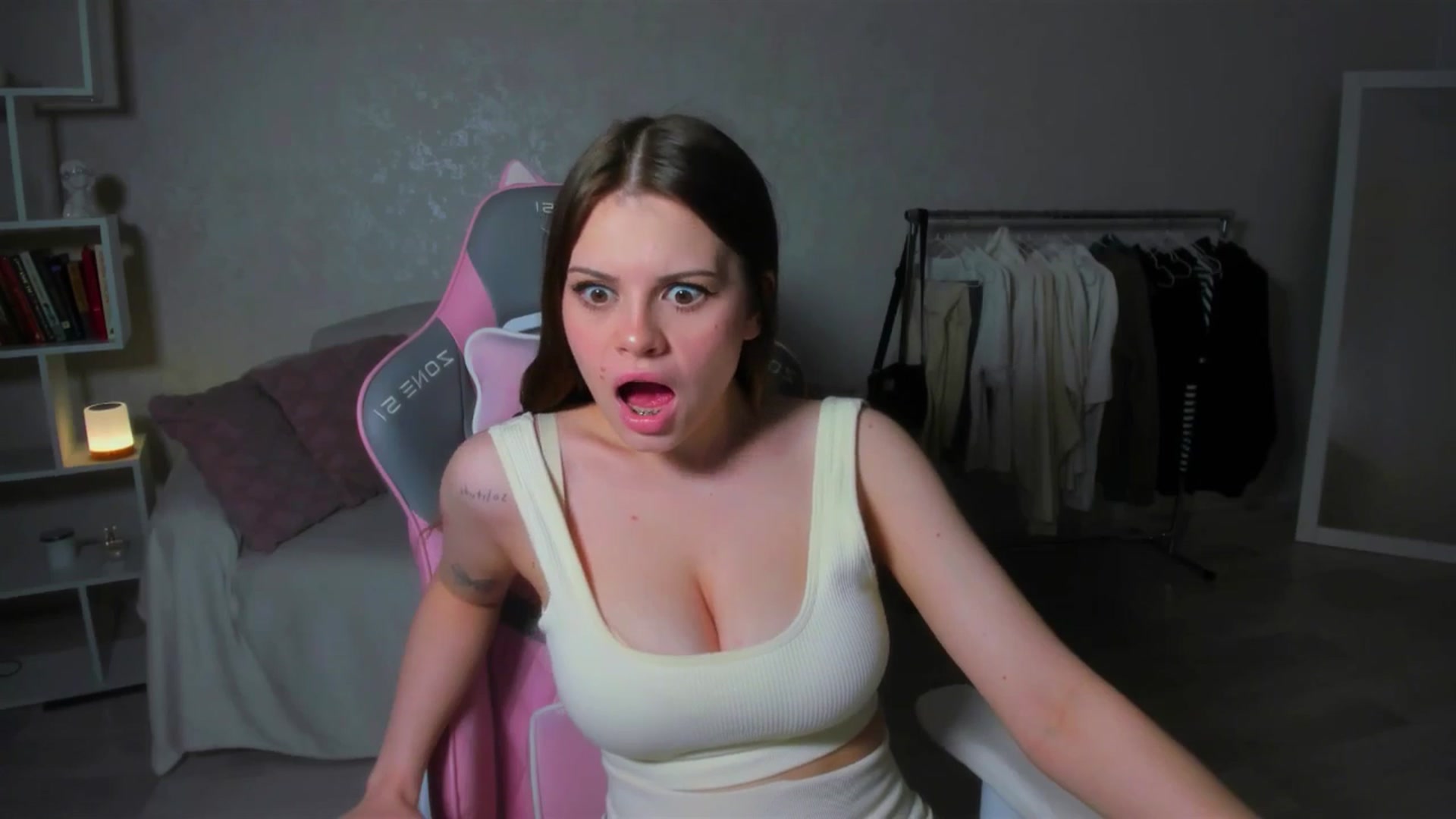 Gallery image thumbnail from LunaSeduces's myfreecams stream on, 05/24/2025, 17:50 image 17 of 20
