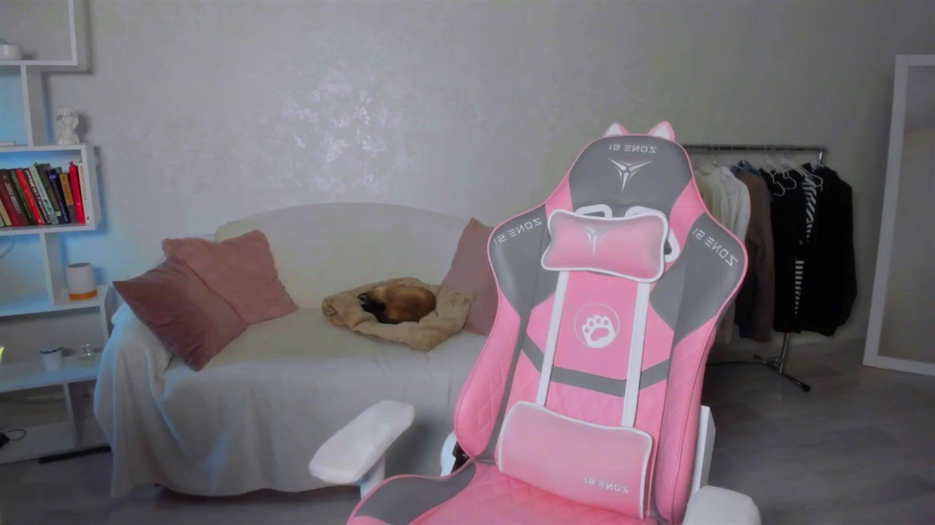 Gallery image thumbnail from LunaSeduces's myfreecams stream on, 05/26/2025, 16:18 image 17 of 20