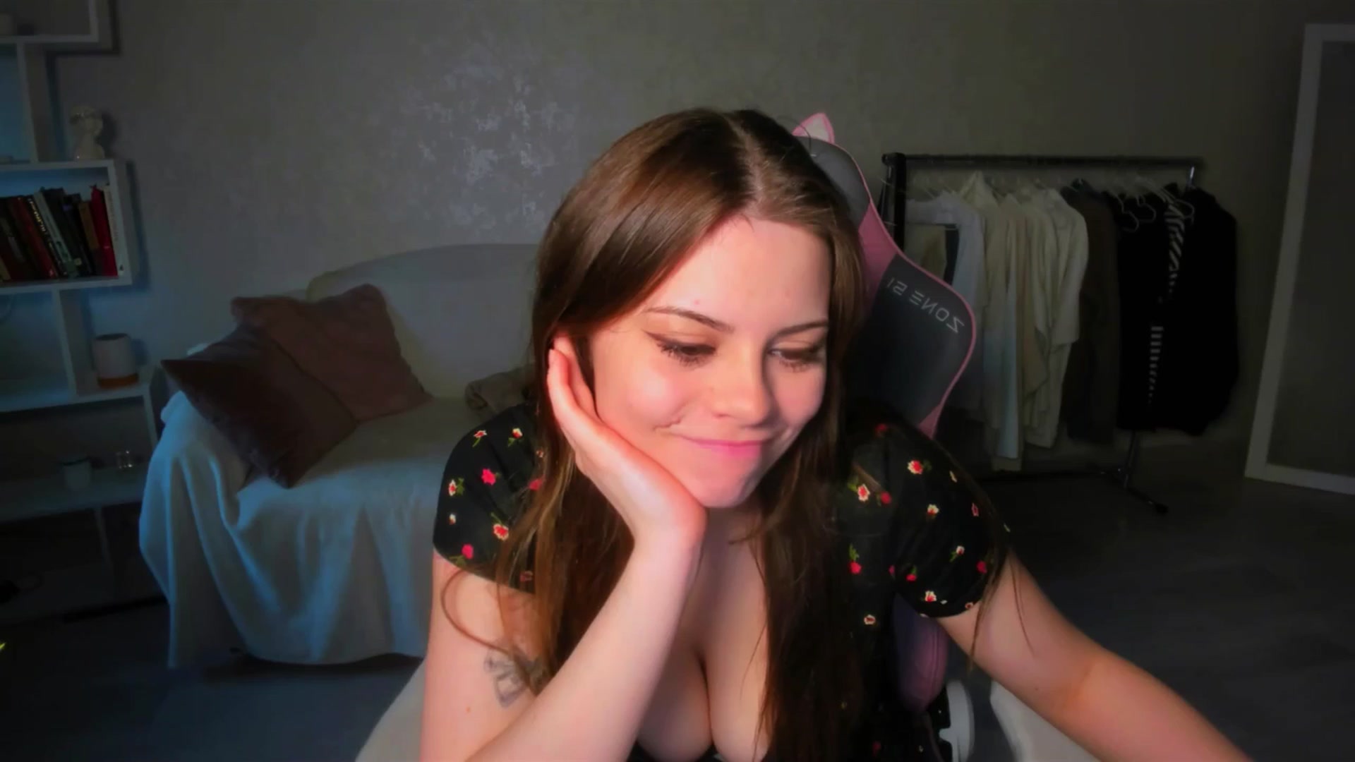 Gallery image thumbnail from LunaSeduces's myfreecams stream on, 05/26/2025, 16:18 image 20 of 20