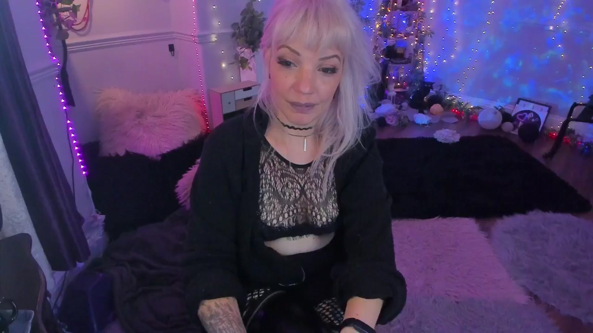Gallery image thumbnail from LunaWolfie's myfreecams stream on, 10/09/2025, 23:45 image 6 of 20