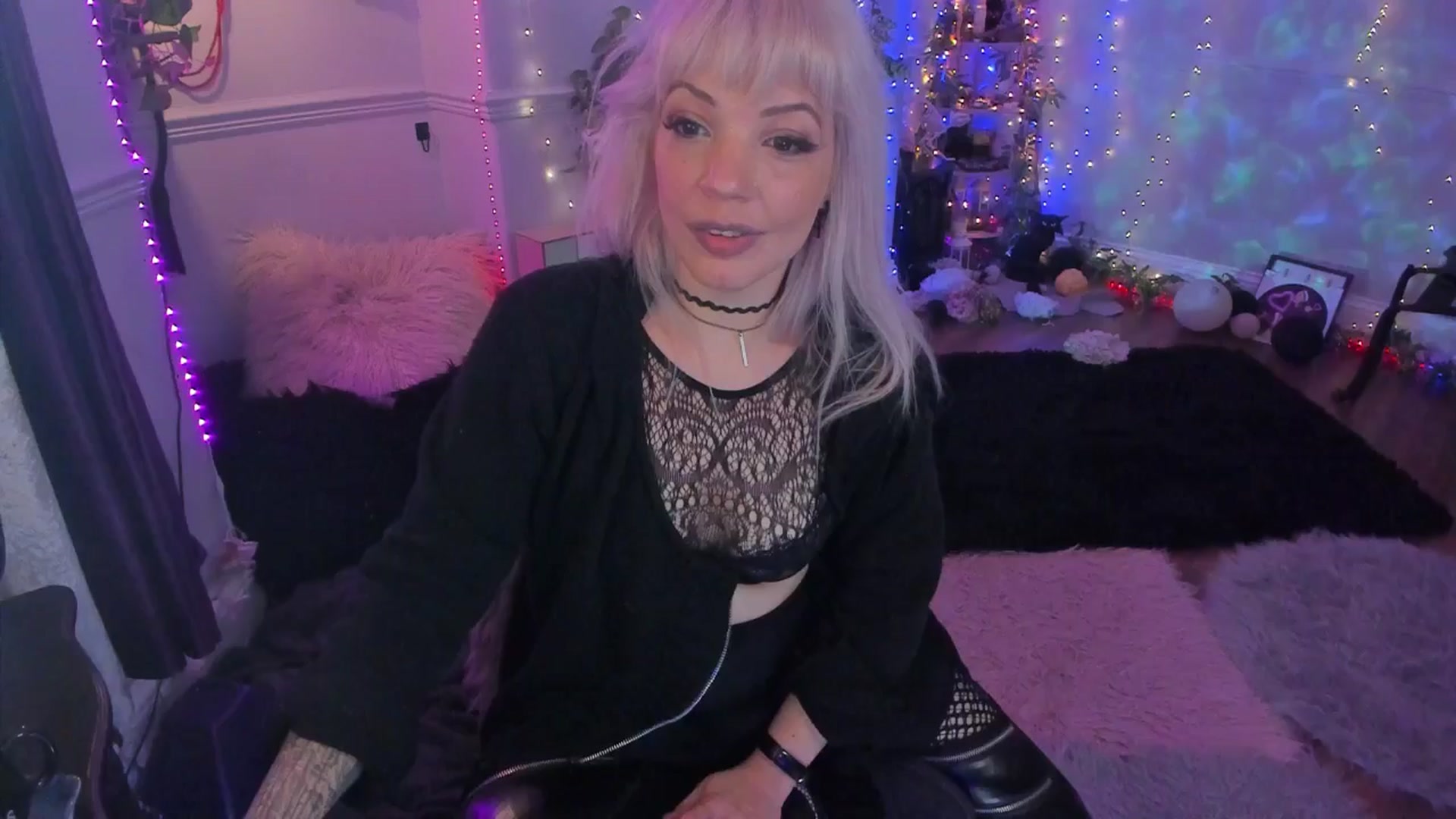 Gallery image thumbnail from LunaWolfie's myfreecams stream on, 10/09/2025, 23:45 image 7 of 20