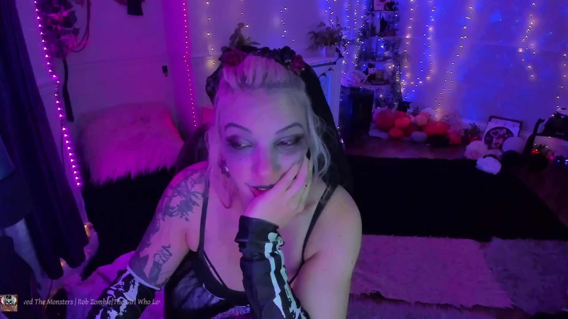 Gallery image thumbnail from LunaWolfie's myfreecams stream on, 10/28/2025, 24:02 image 19 of 20