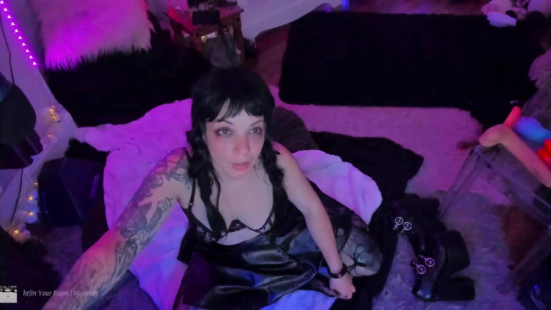 Gallery image thumbnail from LunaWolfie's myfreecams stream on, 10/29/2025, 01:05 image 16 of 20