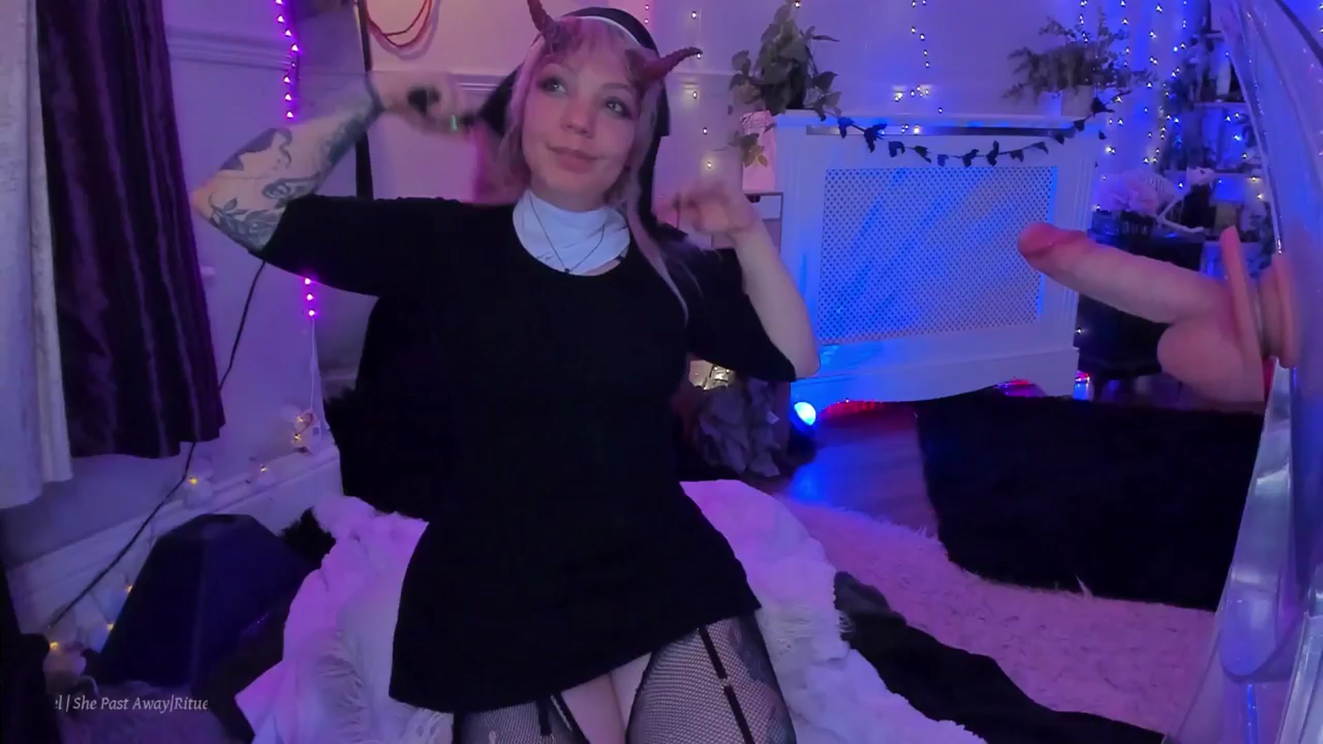 Gallery image thumbnail from LunaWolfie's myfreecams stream on, 10/31/2025, 24:04 image 4 of 20