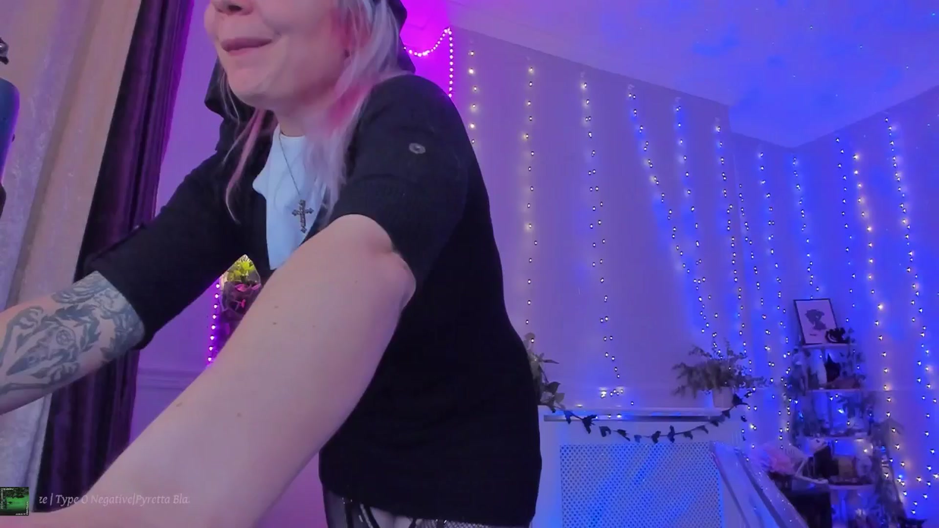 Gallery image thumbnail from LunaWolfie's myfreecams stream on, 10/31/2025, 24:04 image 14 of 20