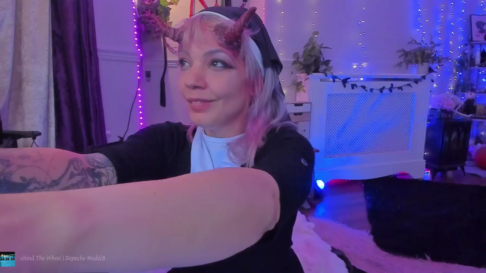 Gallery image thumbnail from LunaWolfie's myfreecams stream on, 10/31/2025, 24:04 image 18 of 20