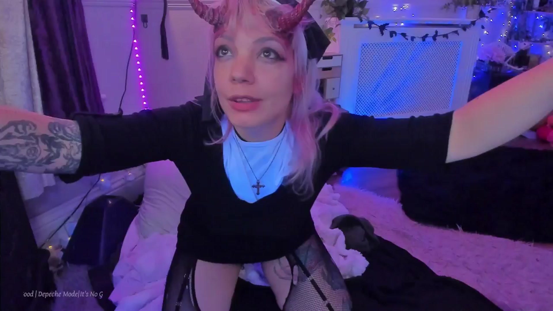 Gallery image thumbnail from LunaWolfie's myfreecams stream on, 10/31/2025, 24:04 image 16 of 20
