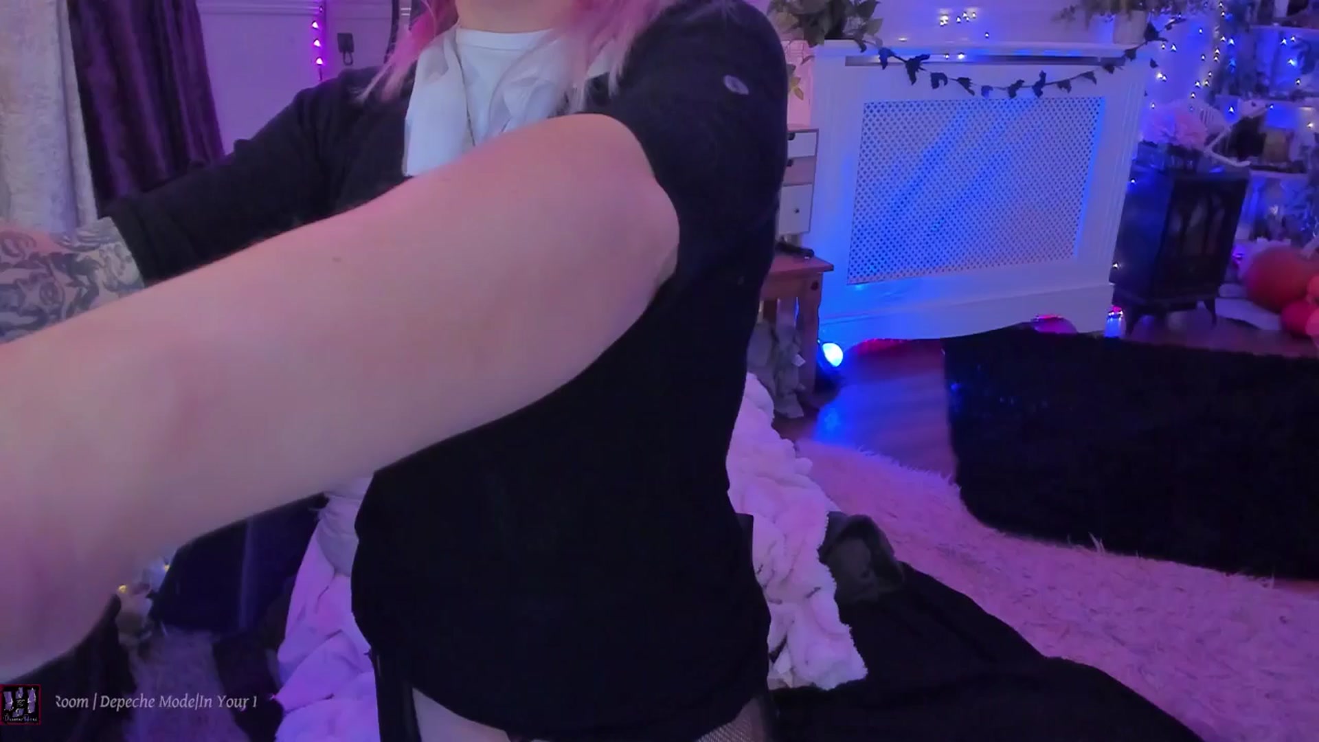 Gallery image thumbnail from LunaWolfie's myfreecams stream on, 10/31/2025, 01:33 image 4 of 20