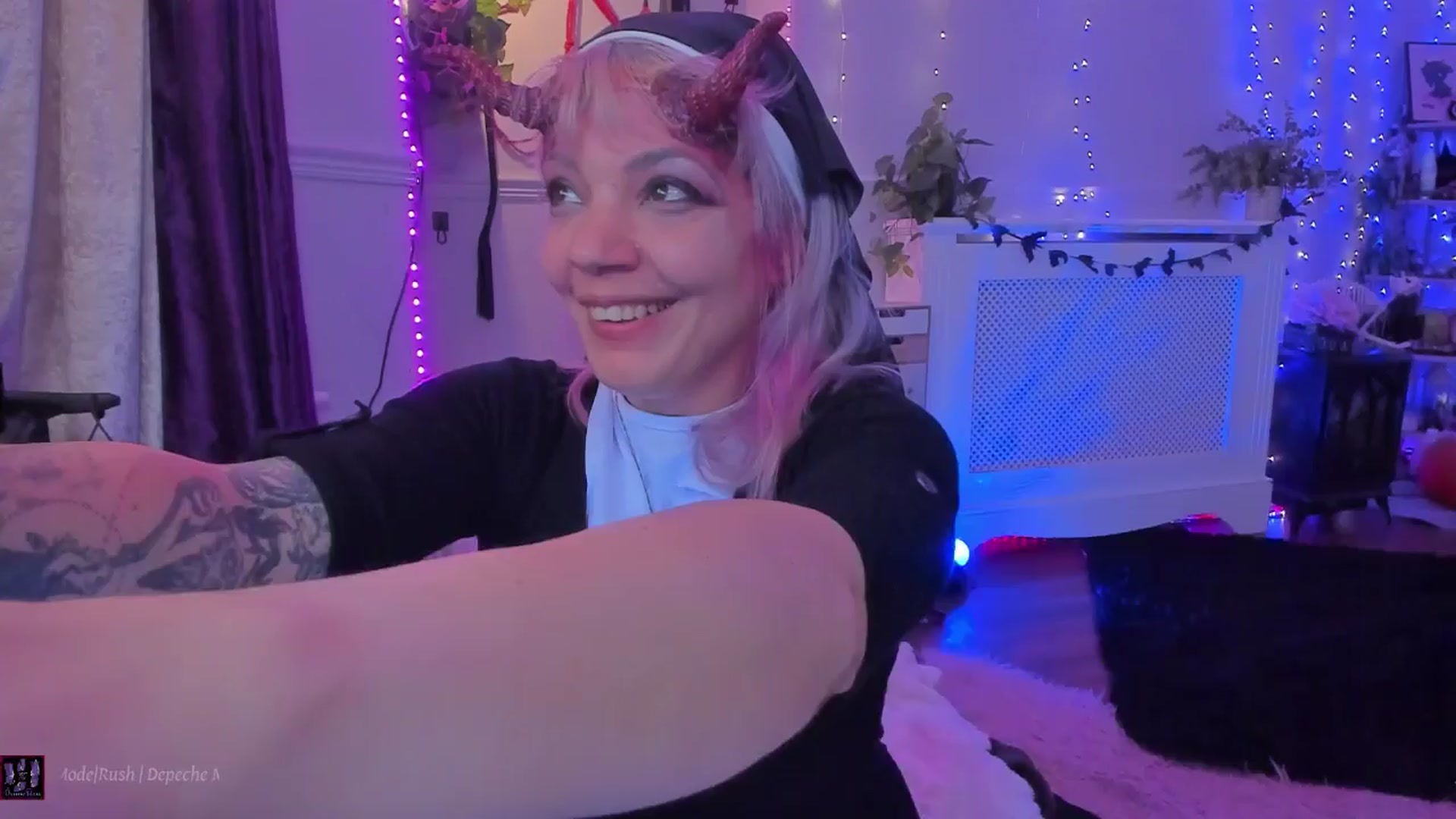 Gallery image thumbnail from LunaWolfie's myfreecams stream on, 10/31/2025, 01:33 image 8 of 20