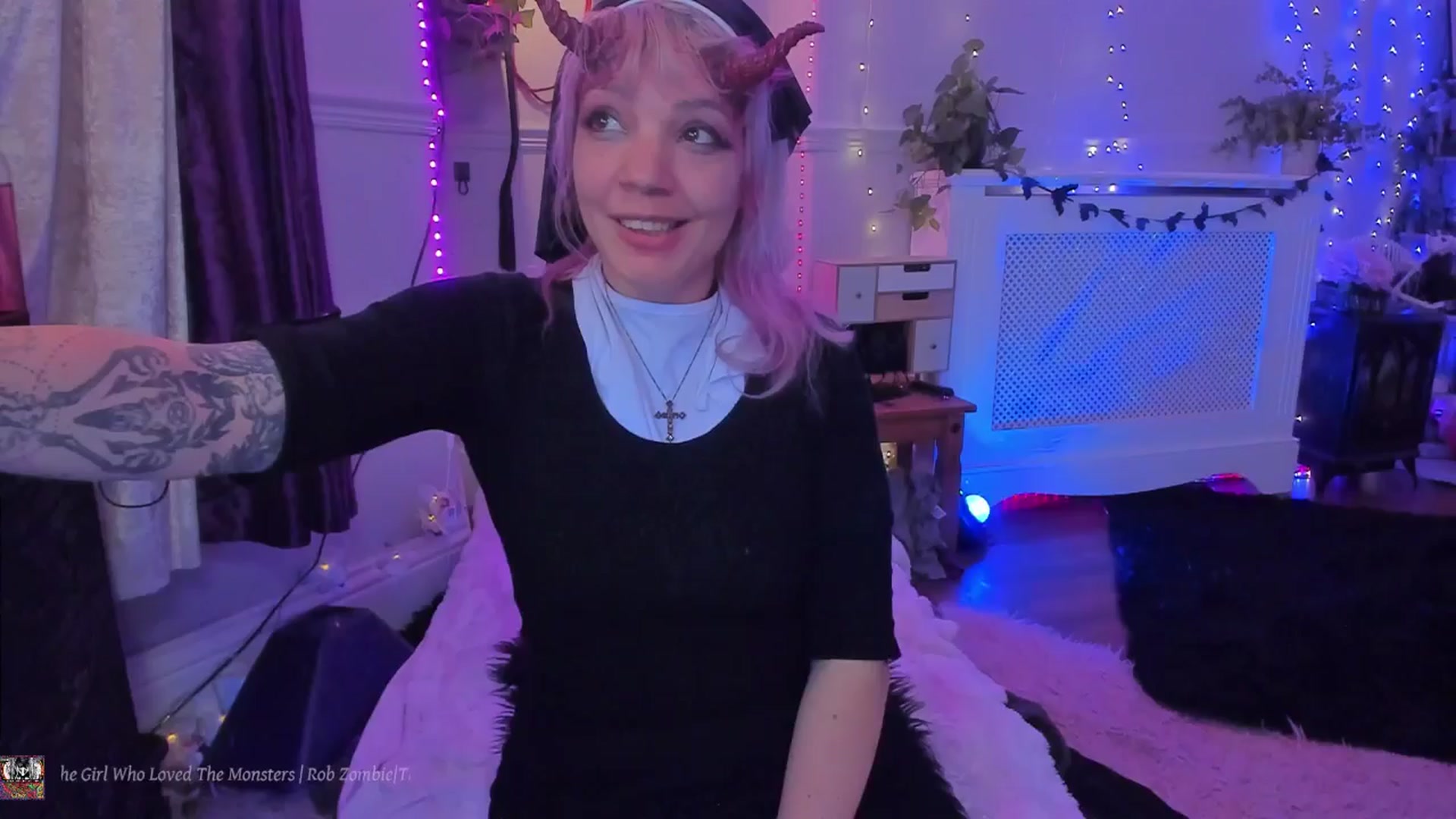 Gallery image thumbnail from LunaWolfie's myfreecams stream on, 10/31/2025, 01:33 image 10 of 20
