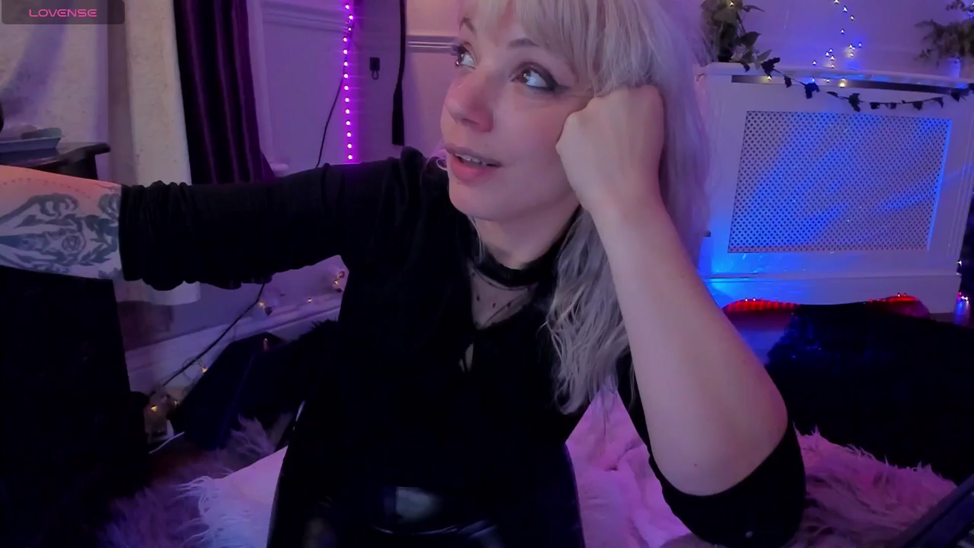 Gallery image thumbnail from LunaWolfie's myfreecams stream on, 11/20/2025, 21:54 image 9 of 20