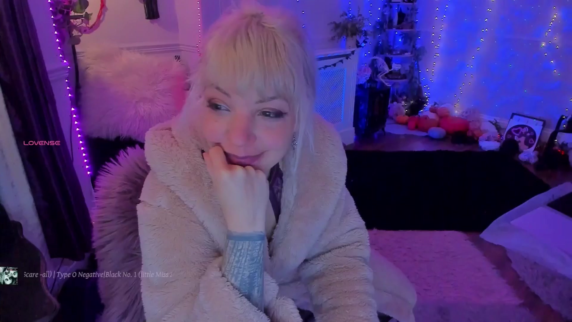 Gallery image thumbnail from LunaWolfie's myfreecams stream on, 11/22/2025, 20:22 image 15 of 20