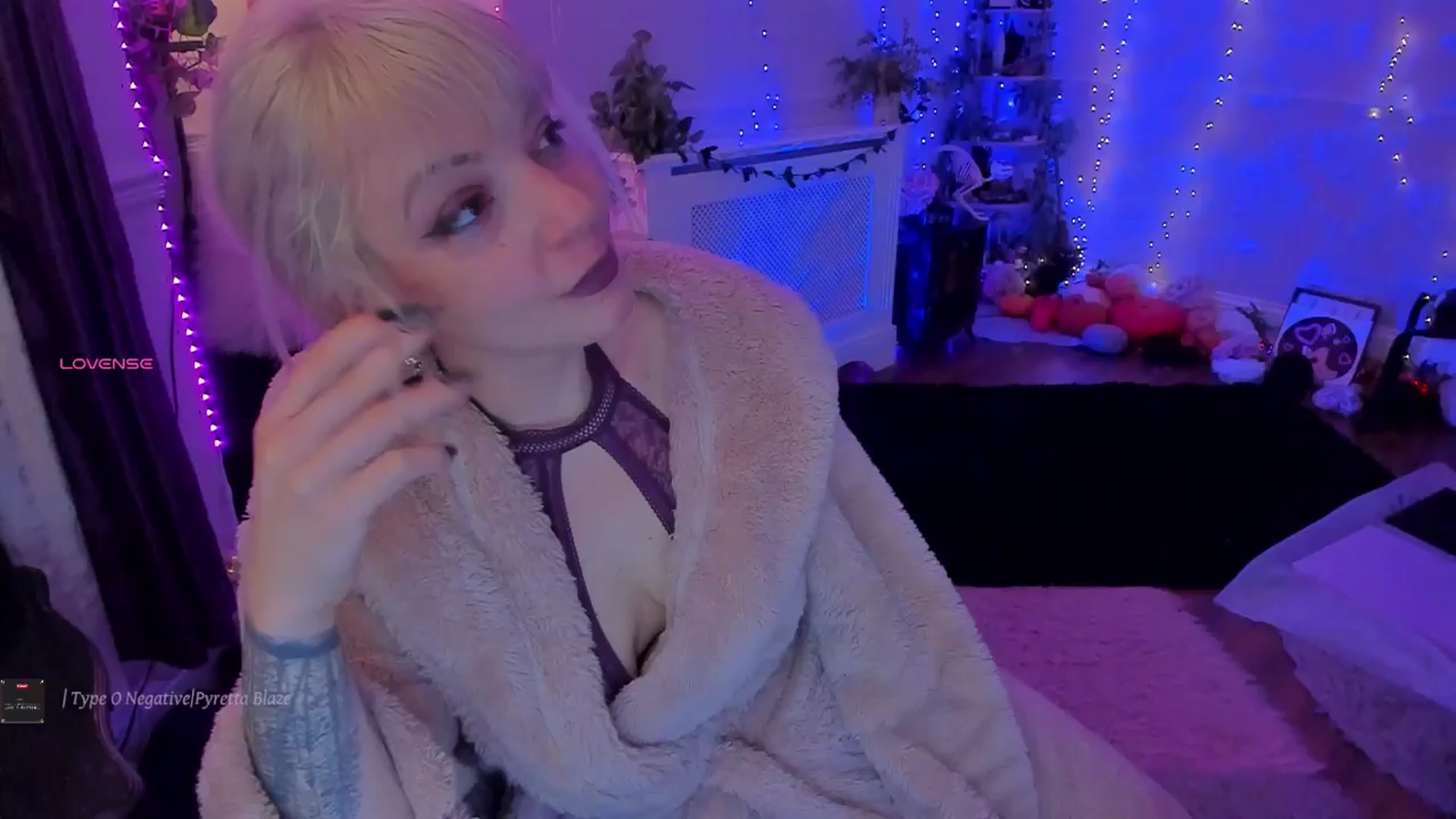 Gallery image thumbnail from LunaWolfie's myfreecams stream on, 11/22/2025, 20:22 image 10 of 20