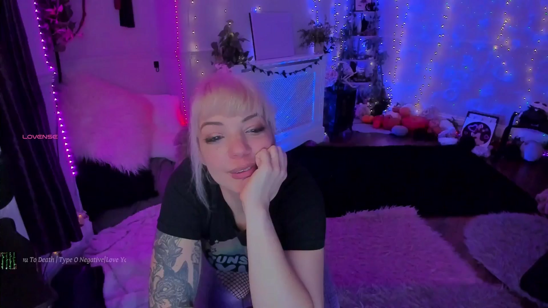 Gallery image thumbnail from LunaWolfie's myfreecams stream on, 11/25/2025, 20:51 image 14 of 20