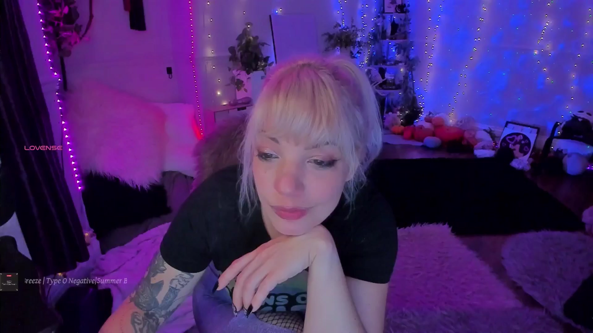 Gallery image thumbnail from LunaWolfie's myfreecams stream on, 11/25/2025, 20:51 image 18 of 20