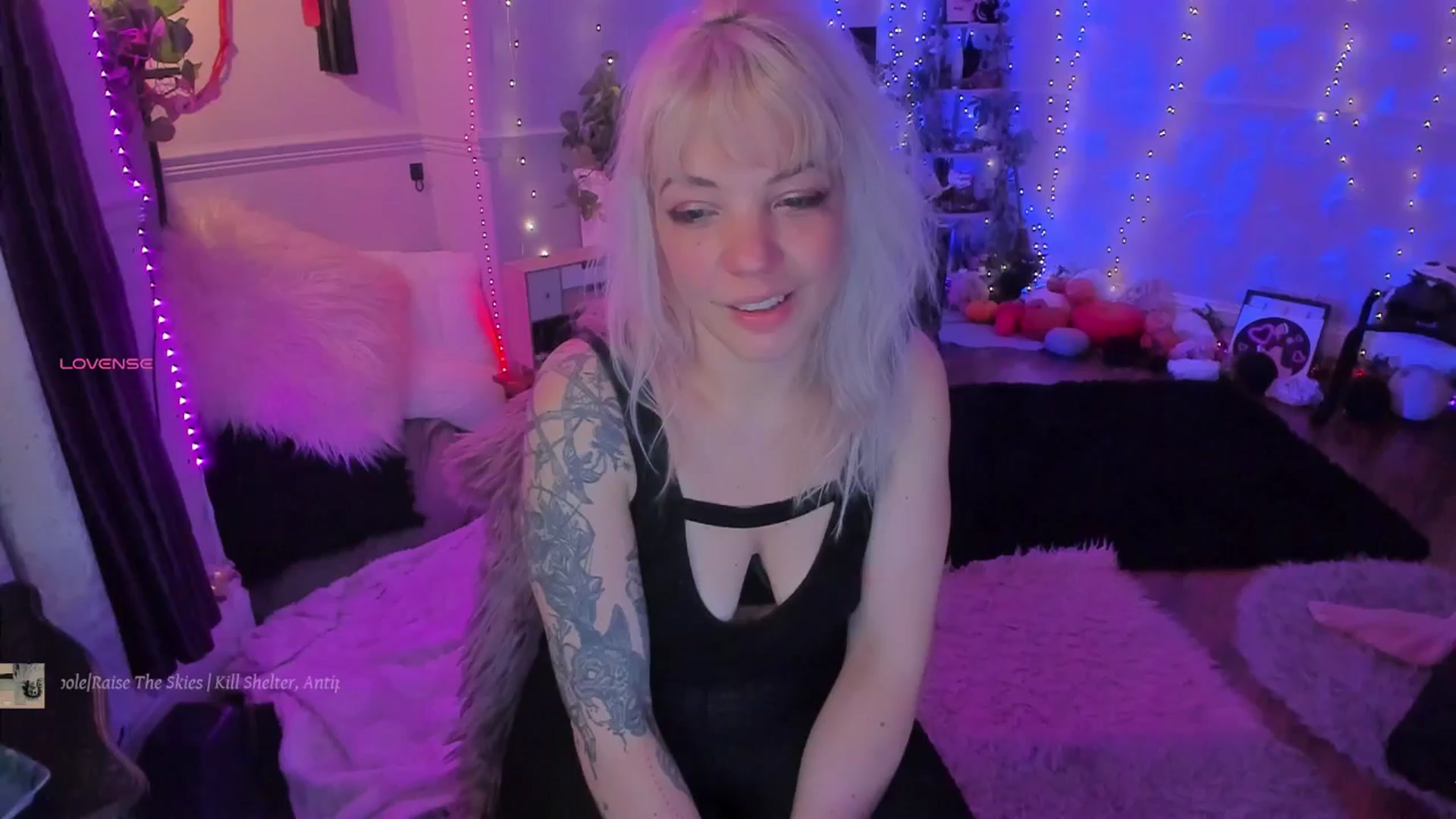 Gallery image thumbnail from LunaWolfie's myfreecams stream on, 11/26/2025, 19:18 image 19 of 20