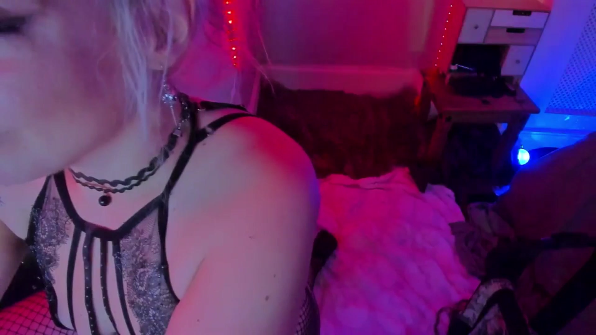 Gallery image thumbnail from LunaWolfie's myfreecams stream on, 11/30/2025, 03:41 image 4 of 20