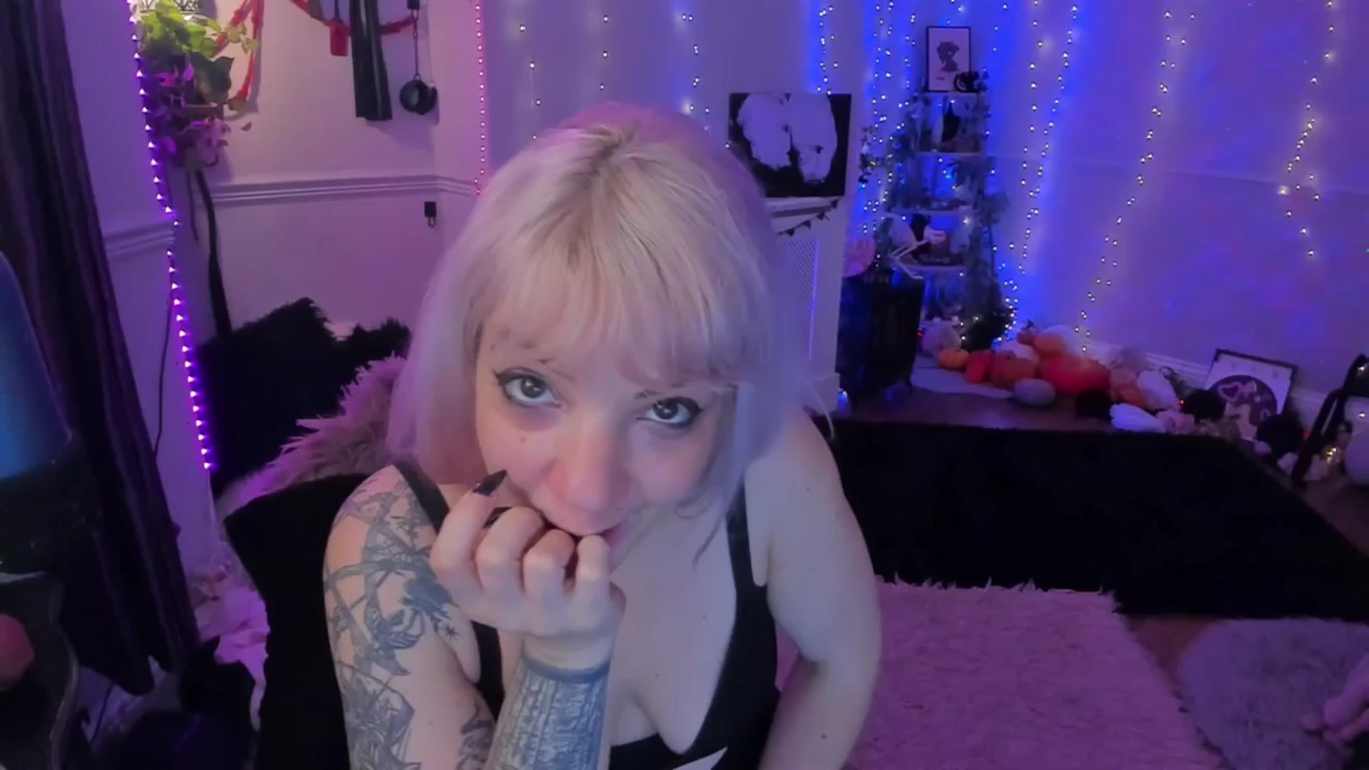 Gallery image thumbnail from LunaWolfie's myfreecams stream on, 12/02/2025, 24:49 image 3 of 20