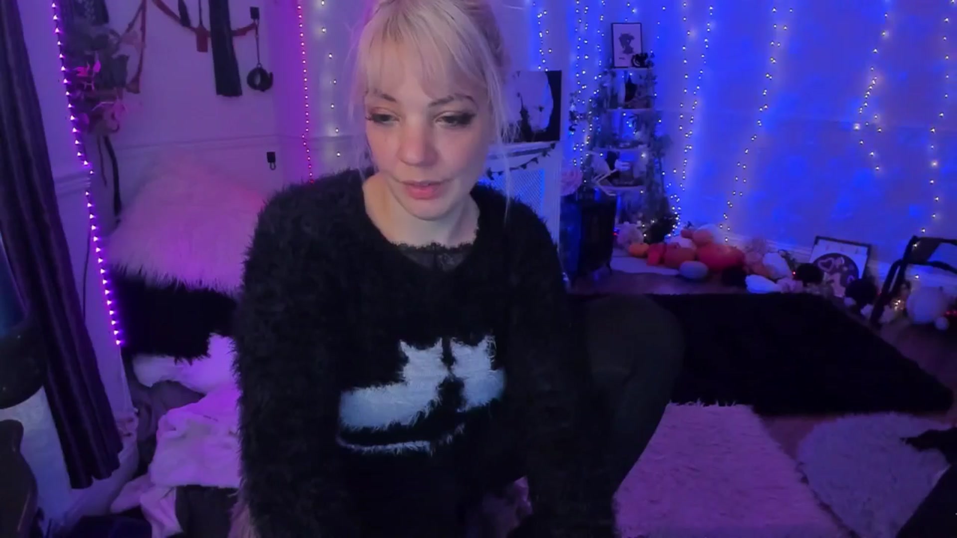 Gallery image thumbnail from LunaWolfie's myfreecams stream on, 12/02/2025, 23:31 image 3 of 20