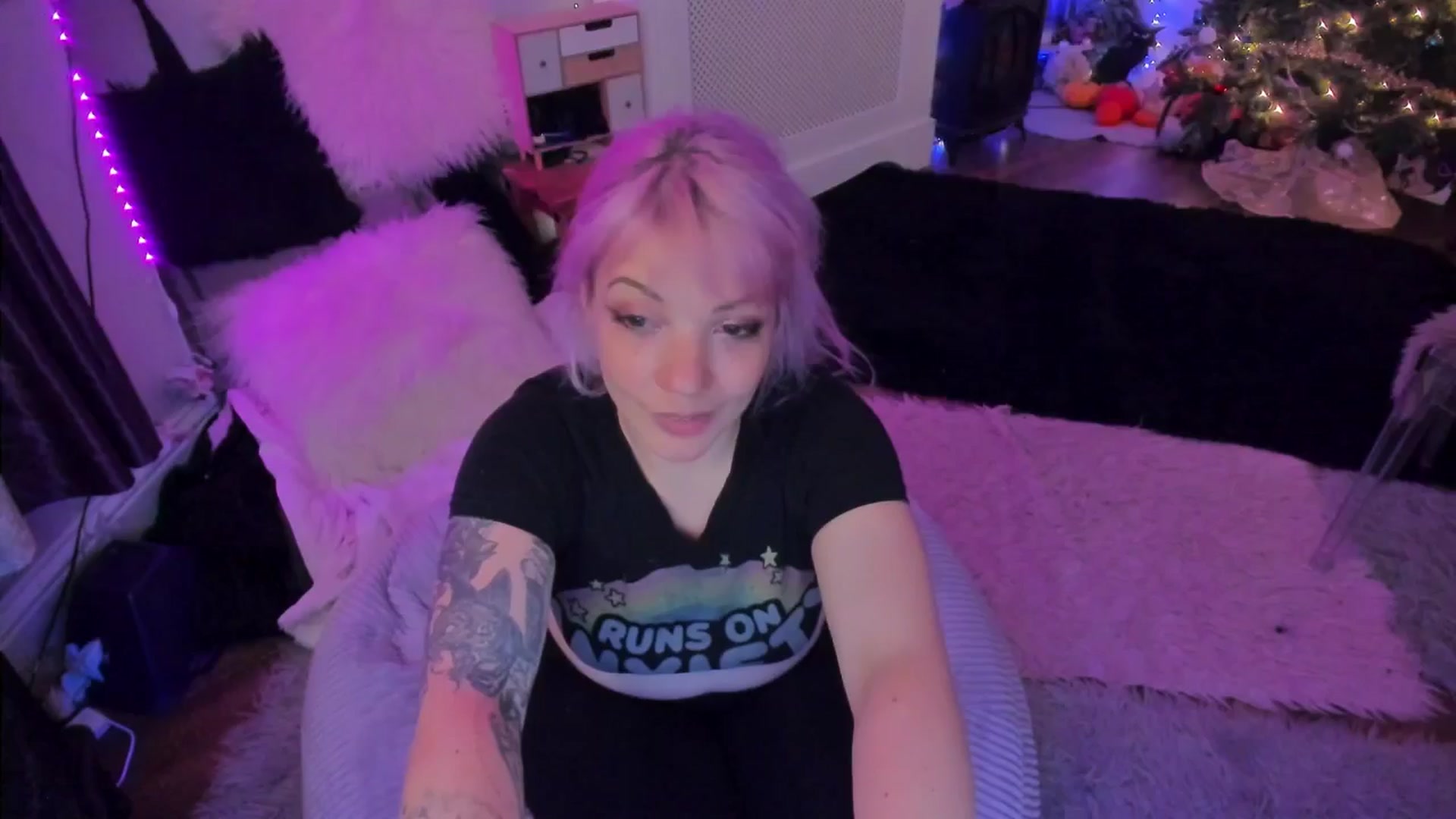 Gallery image thumbnail from LunaWolfie's myfreecams stream on, 12/16/2025, 22:41 image 16 of 20